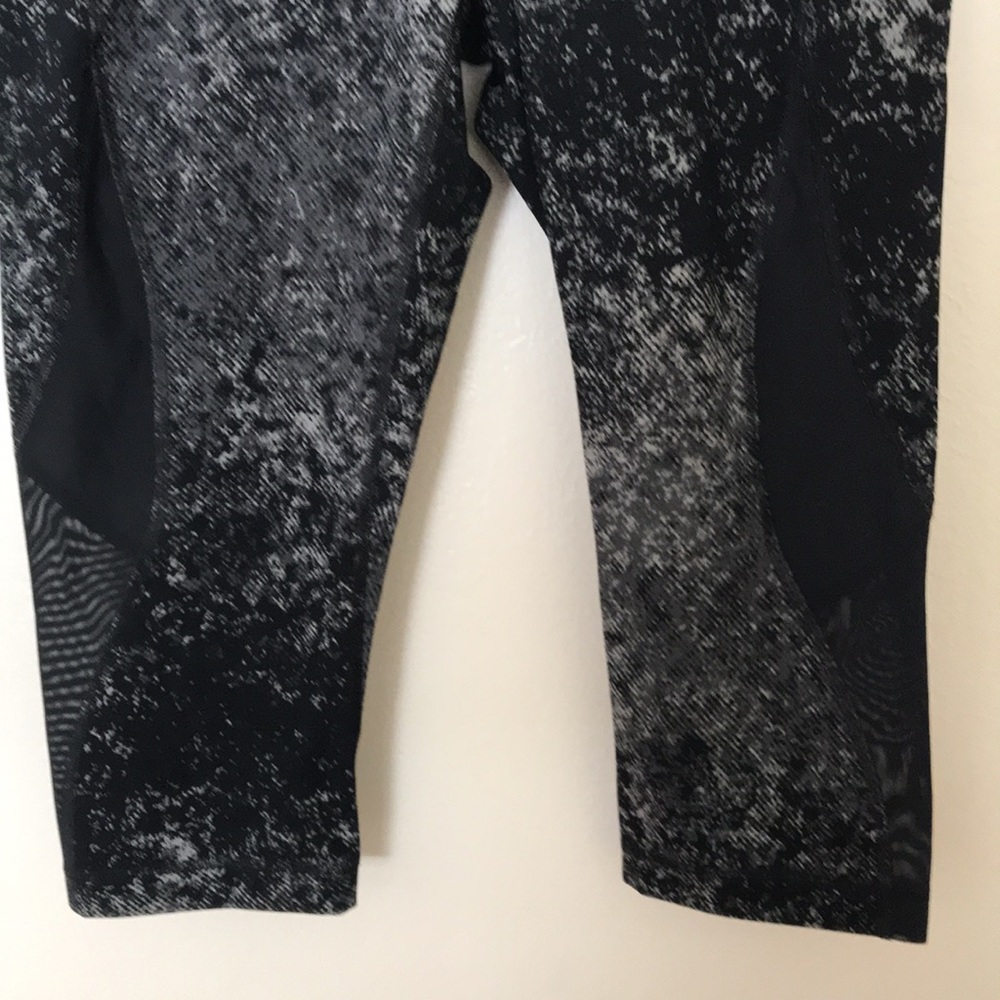 Like New Lole Workout Capri.‎ Medium - Picture 3 of 8
